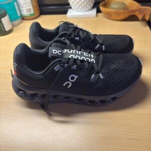 BNWOT Black On Cloud sneakers